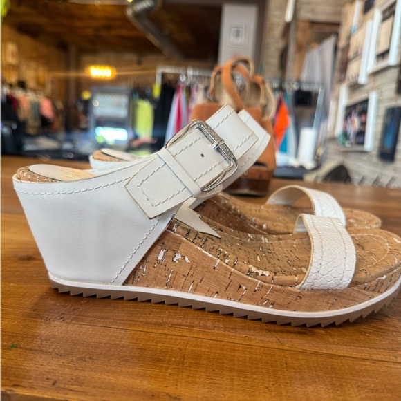 Donald Pliner White Wedge Sandals size 9 - Picture 1 of 4